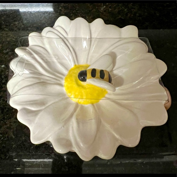 RAE DUNN-Queen Bee With Flower Bee Topper Mug 🐝 - Picture 3 of 4